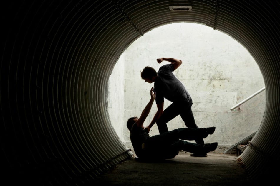 Der 27-Jährige drückte den Jugendlichen zu Boden und schlug auf ihn ein. (Symbolbild)