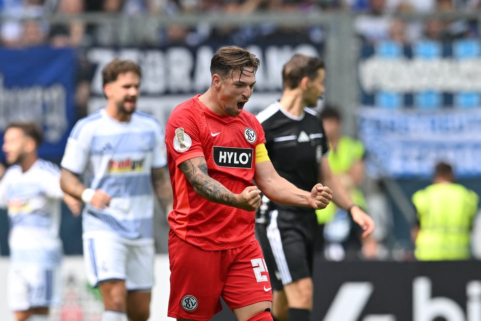 SVE-Kapitän Luca Schnellbacher (32) bejubelt sein Tor 1:0 der Gäste.
