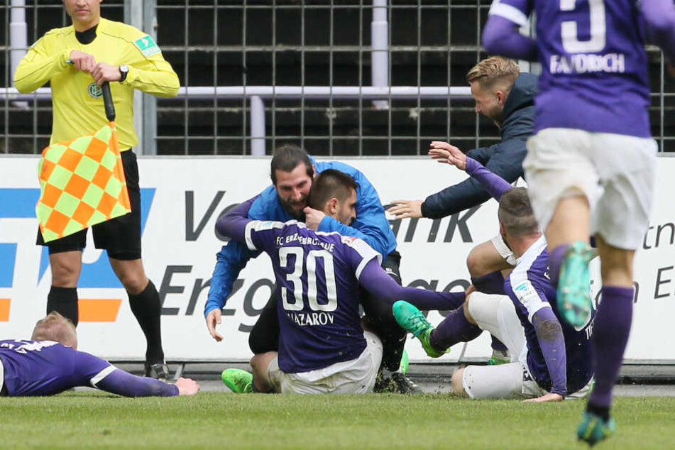 Grenzenloser Jubel bei den Auern nach dem Ausgleichstreffer. Dimitrij Nazarov (Aue) schoss in der Nachspielzeit das 2:2.