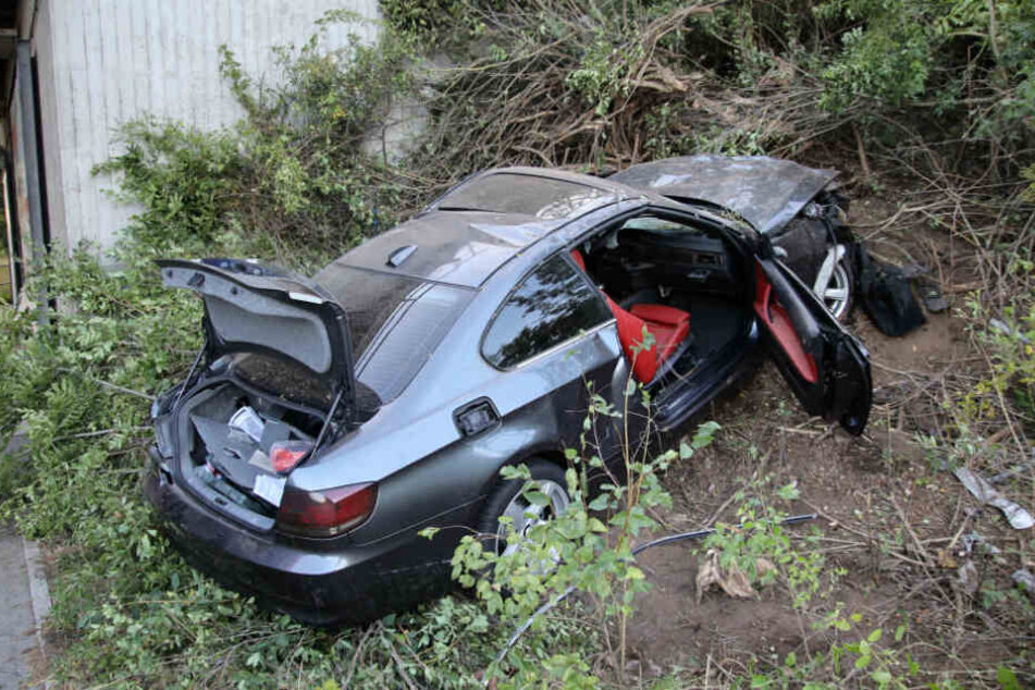 Der BMW-Fahrer rammte einen Brückenpfeiler.
