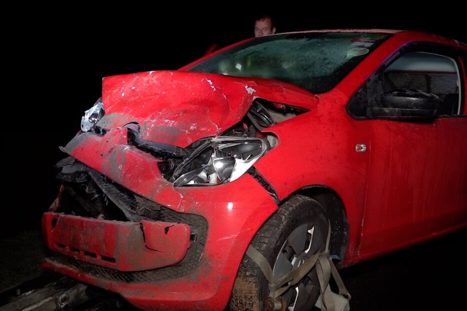 Nachdem sich dieser Citroen auf der Fahrbahn drehte und quer stehen blieb, flüchtete der Fahrer.