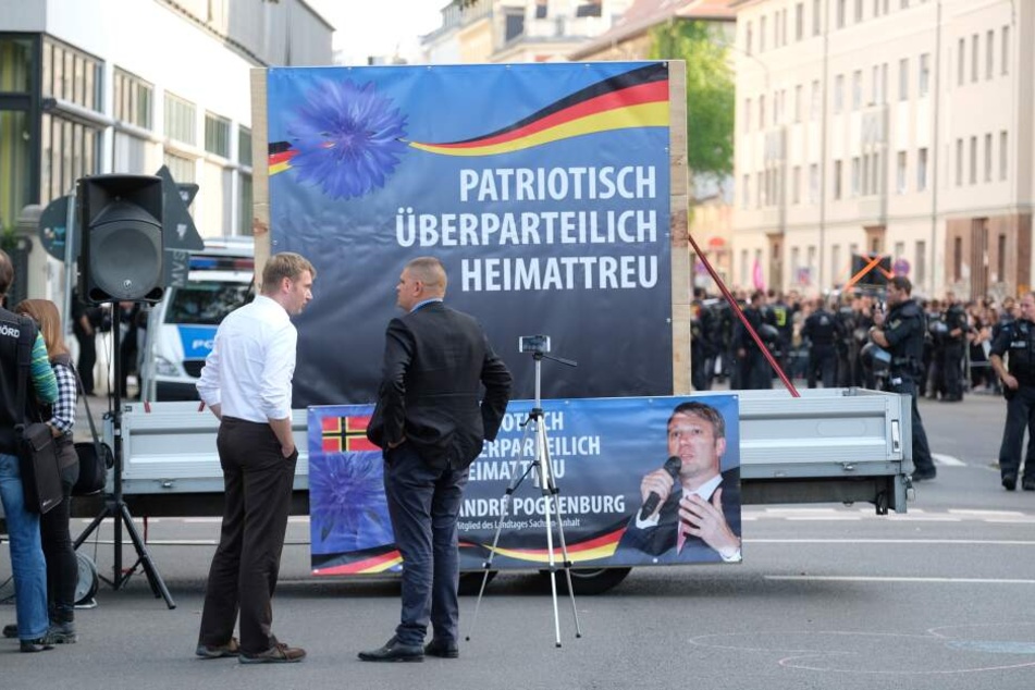 André Poggenburg (weißes Hemd) kurz vor seiner Kundgebung in Connewitz.