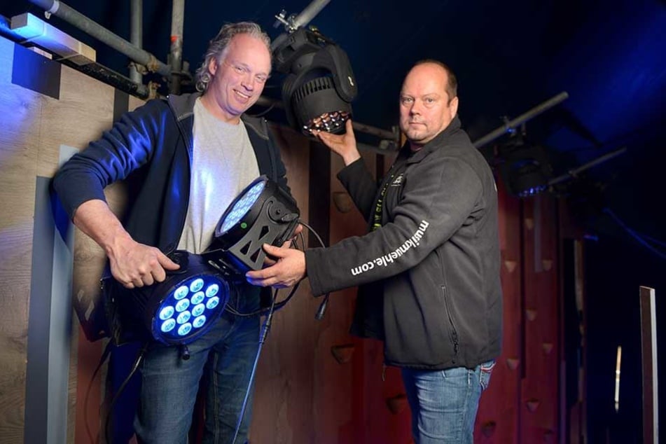 André Sarrasani (46,l.) und Mario Dalibor (51) montieren die geliehenen Lichteffekte.