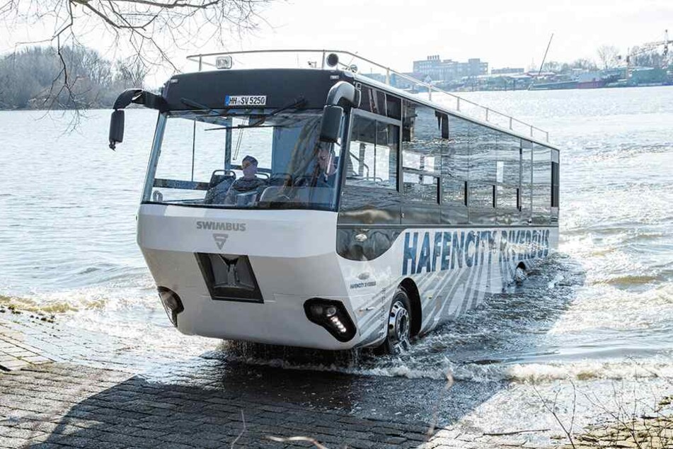 In Hamburg ist ein Amphibienbus schon unterwegs.