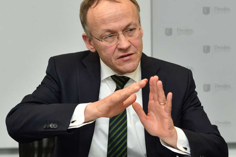 Sportbürgermeister Peter Lames (55, SPD) will zukünftig weniger Kunststoff-Füllungen verwenden.