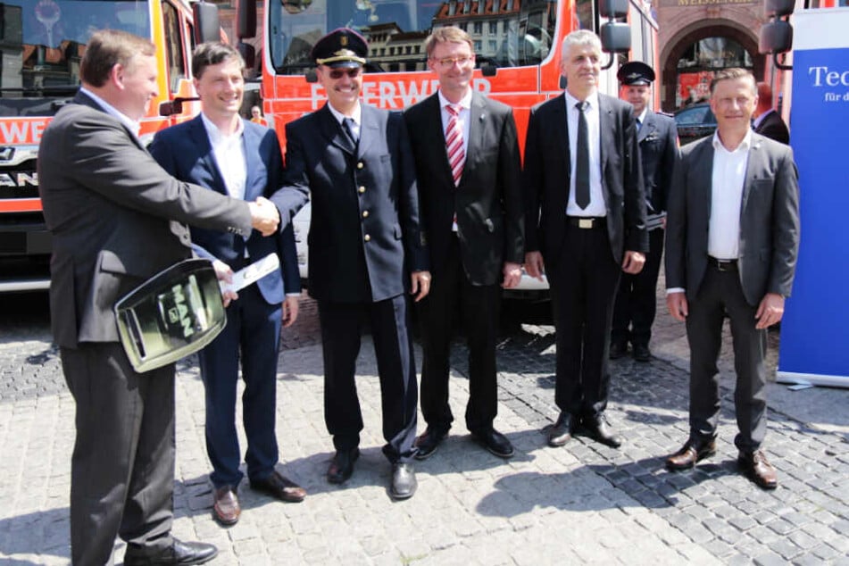 "Investitionen in unsere Feuerwehr sind Investitionen in unserer Sicherheit", so Sachsens Innenminister Roland Wöller (2.v.r.)