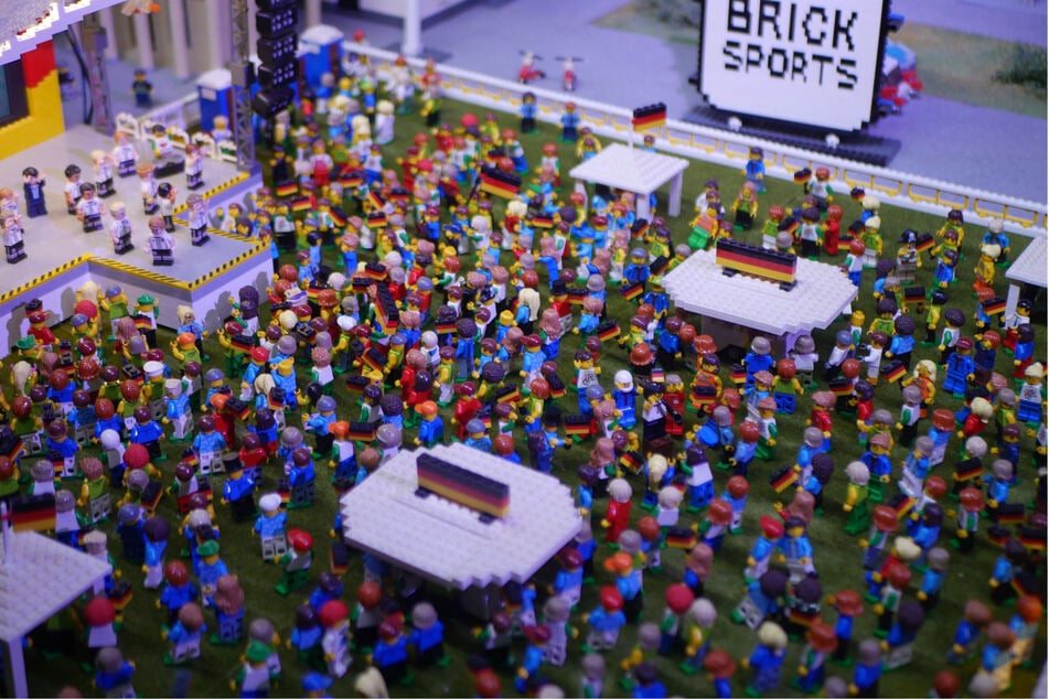 Gut 550 Lego-Figuren stehen an der Klötzchen-Fanmeile.