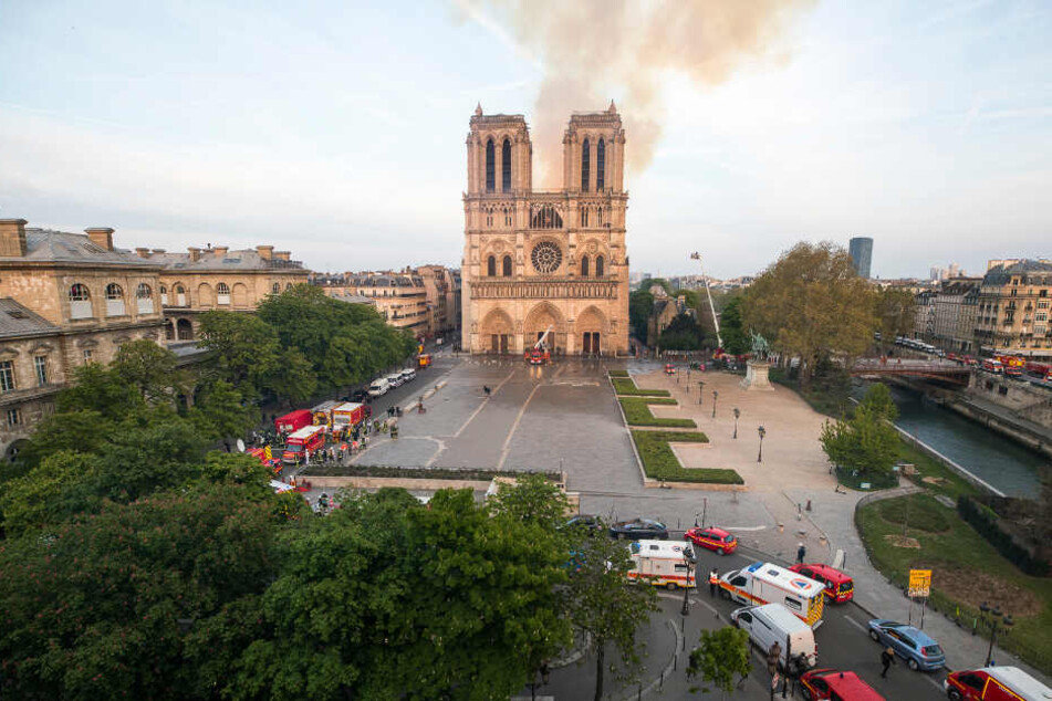 Rauch steigt über der Pariser Kathedrale Notre-Dame auf.