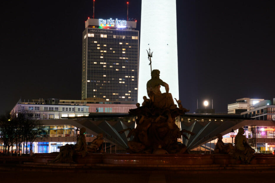 Der Neptunbrunnen musste am Dienstagabend ohne Licht auskommen.