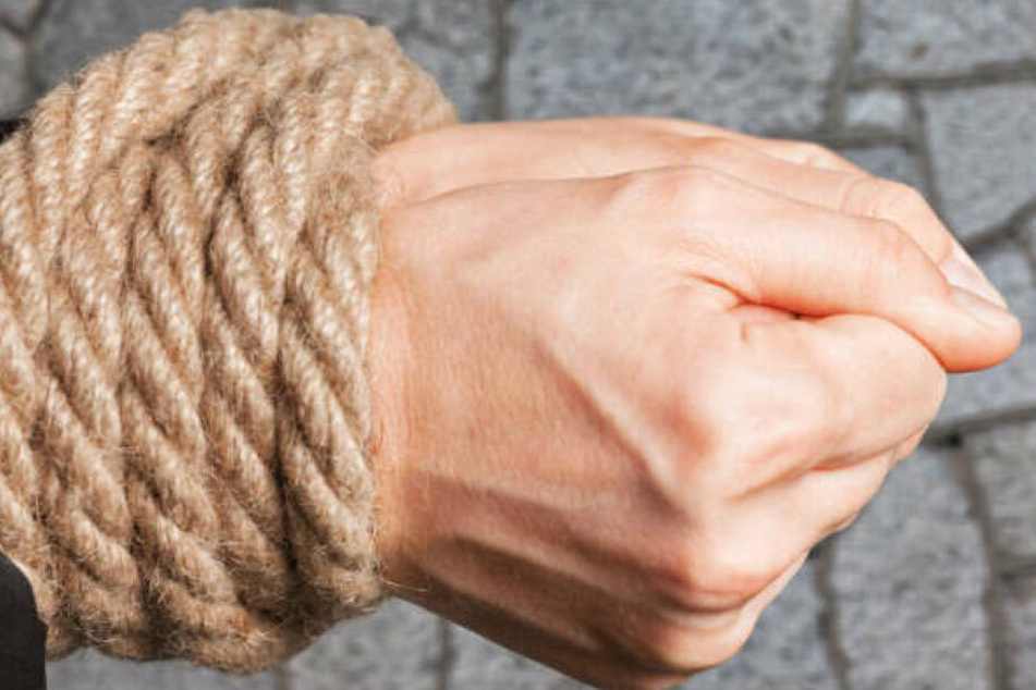 Stundenlang saß der Mann gefesselt auf dem Stuhl fest. (Symbolbild)