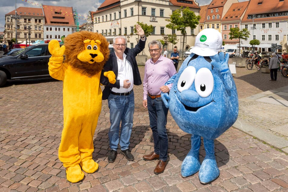 Das Bibliotheks-Maskottchen (v.l.), Chefdirigent Ekkehard Klemm von der Elbland Philharmonie Sachsen, OB Tim Lochner und das Stadtwerk-Maskottchen laden zum Stadtfest nach Pirna ein.