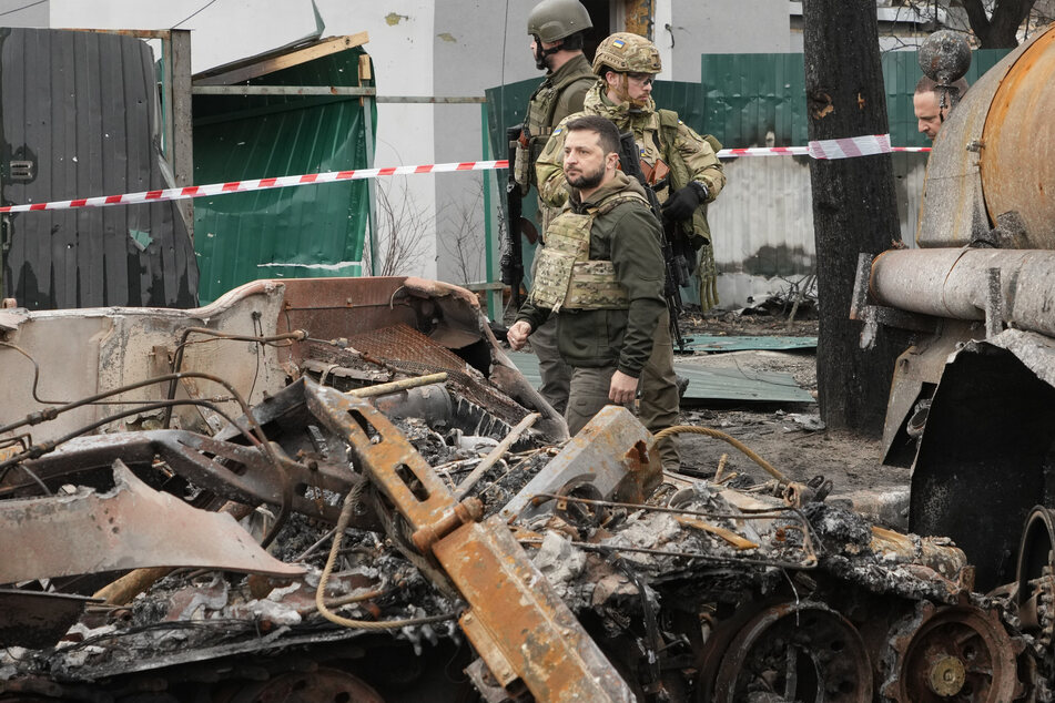 Präsident Wolodymyr Selenskyj (44) in der zerstörten Stadt Butscha.