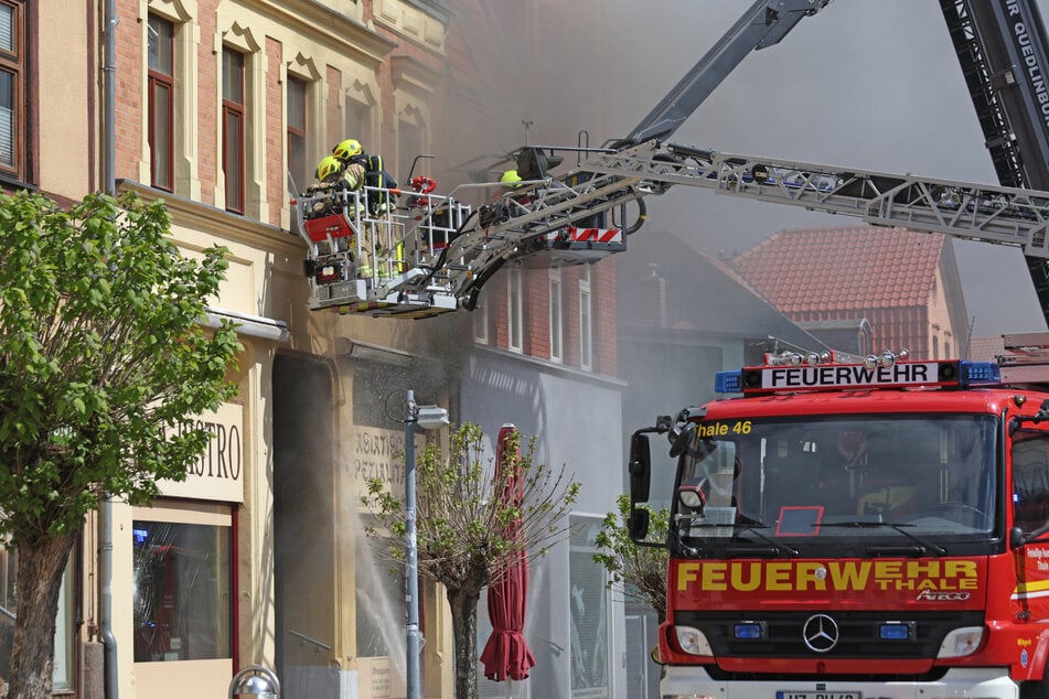 Der Brandherd soll in einer Wohnung über einem Asia-Imbiss liegen.