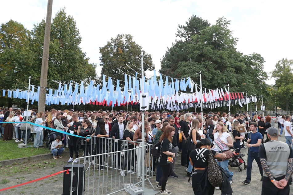 Es gab zwei Warteschlangen: Eine für die Tickets und eine, um die Band zu treffen.