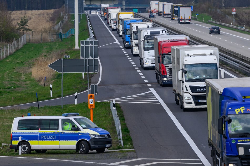 Die Polizei kontrollierte 530 Busse und Sattelzüge. (Symbolbild)
