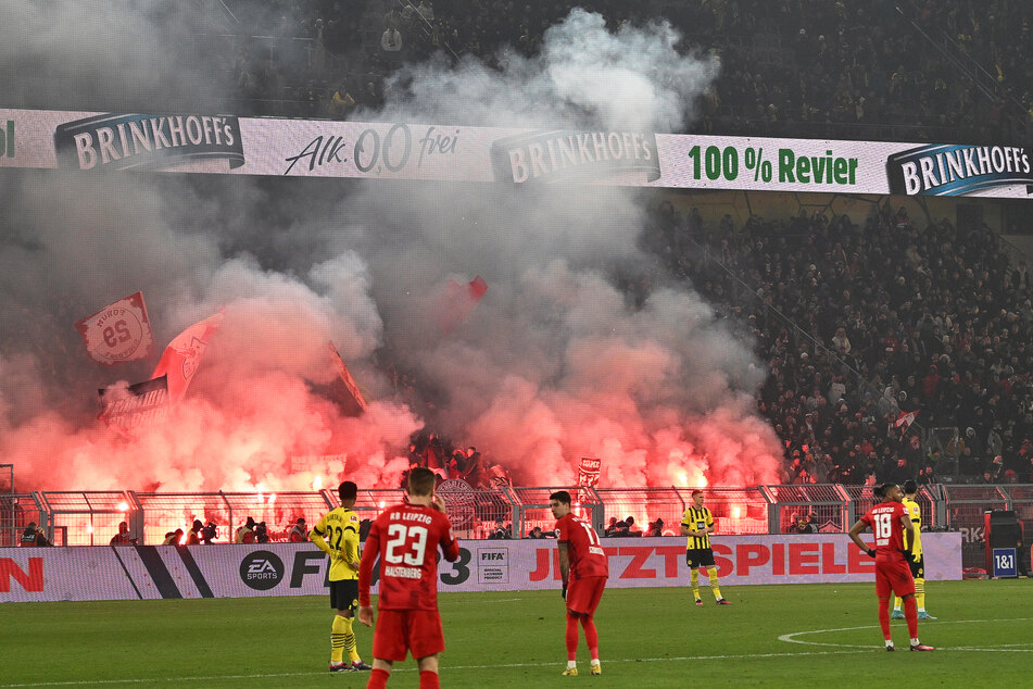 Fans von RB Leipzig zündeten am Freitag Pyrotechnik im Gästeblock des Signal Iduna Parks.