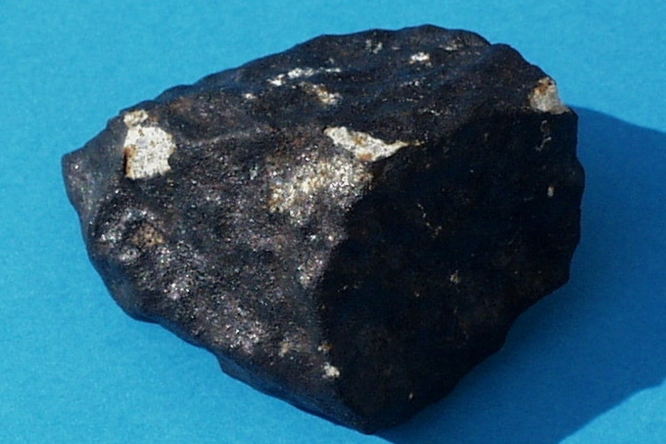 Der Meteorit kann erbsen- bis walnussgroß sein.