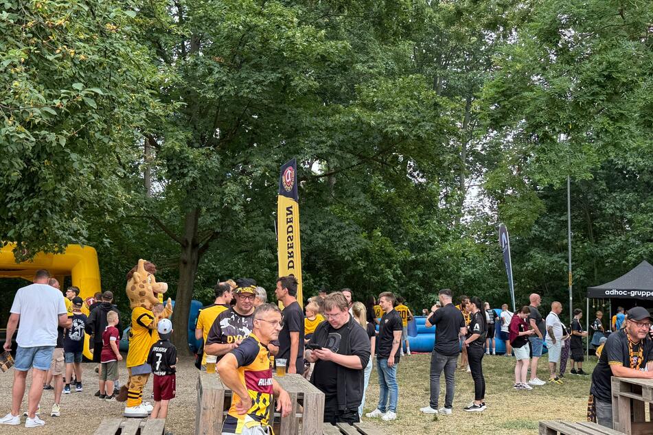 Die Fans stellten sich für Fotos mit ihrem Idol an ...