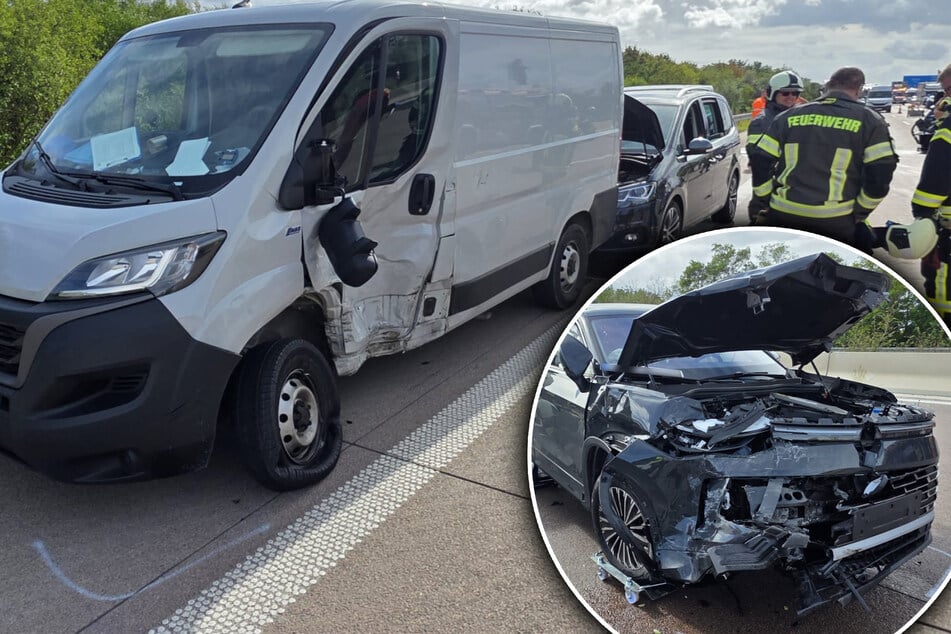 Unfall A9: Vollsperrung nach Crash auf der A9: Drei Fahrzeuge krachen zusammen - mehrere Verletzte