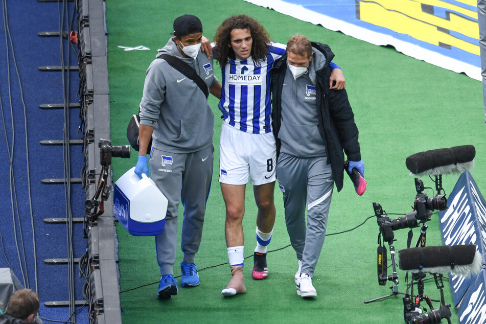 Beim Spiel gegen den SC Freiburg hat sich Herthas Mattéo Guendouzi (22) den Fuß verletzt.