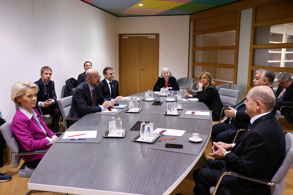 Bundeskanzler Olfa Scholz (65, SPD, r.), EU-Kommissionspräsidentin Ursula von der Leyen (65, l.) und der ungarischen Regierungschef Viktor Orban (60, 2.v.r.) sitzen bei einem Treffen zusammen.
