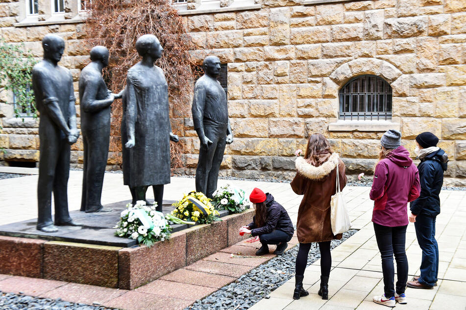 Im Hof der Gedenkstätte Münchner Platz wurden Blumen niedergelegt.
