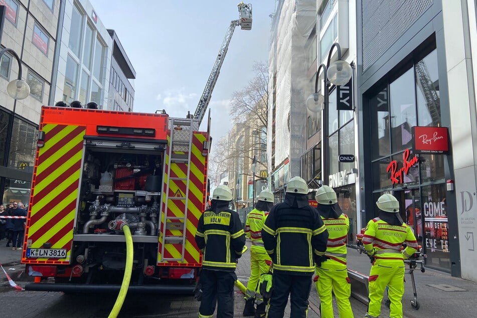 Die Kölner Feuerwehr ist mit einem Großaufgebot auf der Kölner Schildergasse im Einsatz.