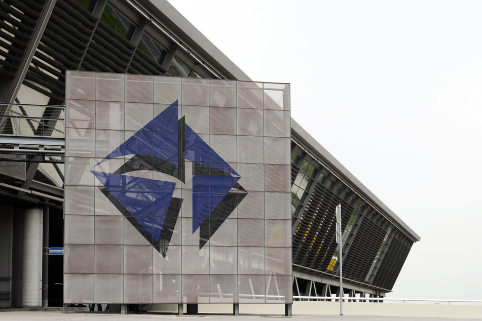 Das Logo des Flughafens Leipzig/Halle am Zentralterminal.