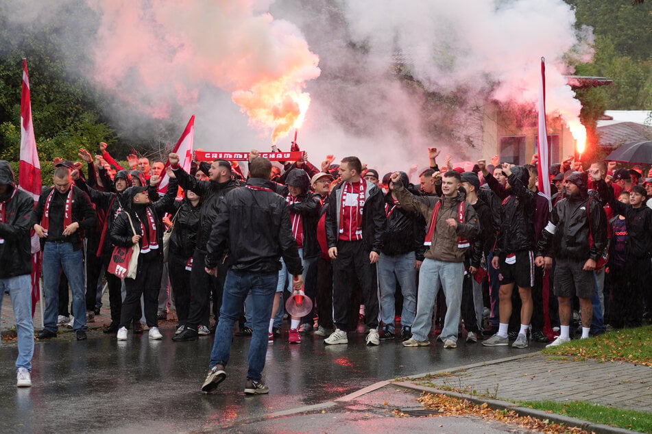 Die Fans heizten schon Stunden vor Anbully mit ihrem Fanmarsch ein. Mit Verspätung übertrug sich das Feuer beim 4:1 gegen die Wölfe Freiburg auch aufs Eis.