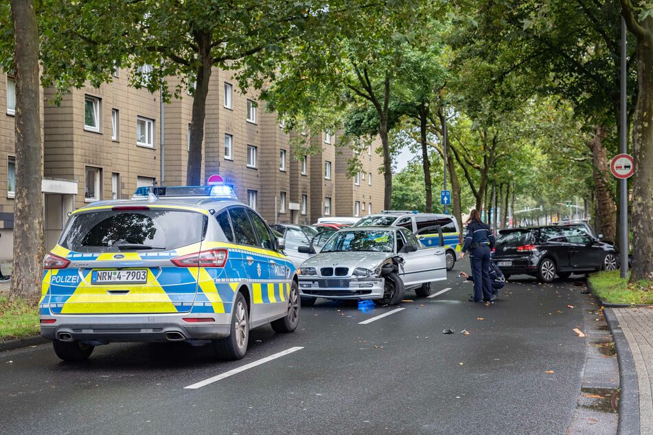 Die Hintergründe der Schlägerei sind laut Polizeiangaben noch völlig unklar. Ermittler prüfen derzeit, ob Familienstreitigkeiten der Grund für den Angriff sein könnten.