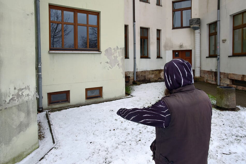 Ein Anwohner zeigt die Stelle, auf der der Eritreer nach dem Sturz landete.