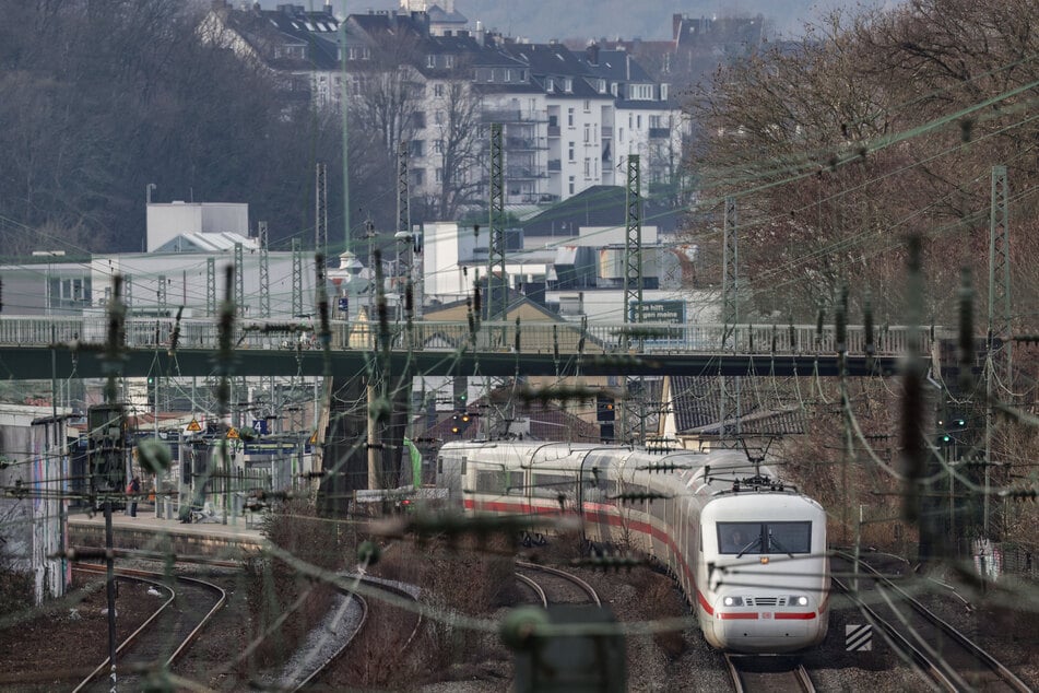 Bauarbeiten auf der Strecke Köln - Hagen sorgen dafür, dass Reisende sich auf längere Fahrzeiten und Ersatzbusse einstellen müssen. (Symbolfoto)