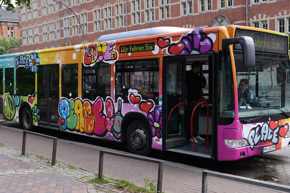 Ab dem heutigen Dienstag fährt der neue Graffiti-Bus als "normaler" Linienbus durch den Hamburger Osten.