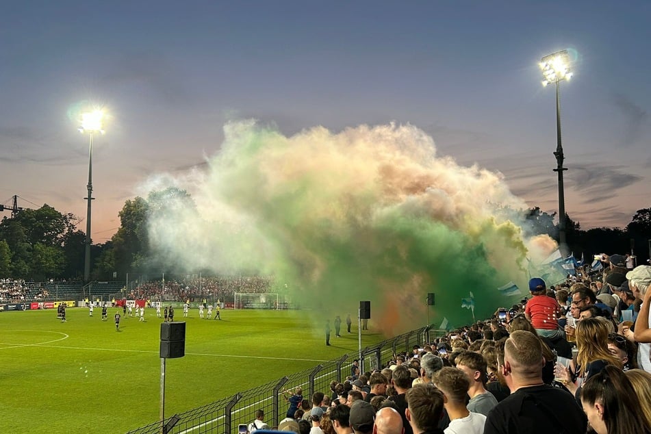 Da war noch alles friedlich: Zu Beginn der zweiten Halbzeit brannten Babelsberg-Fans Pyro ab. Wenig später flogen Raketen.