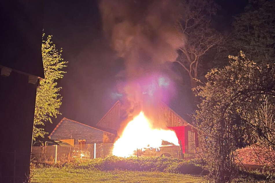 Das Auto stand bereits komplett in Flammen, als die Feuerwehr eintraf.