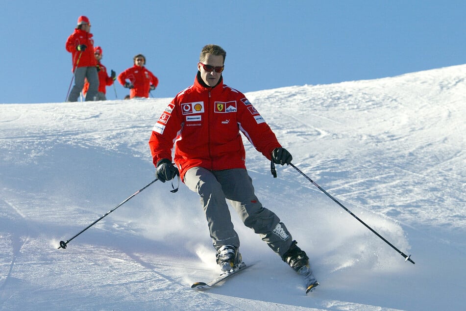 Michael Schumacher beim Skifahren in Italien. Unverkennbar: die rote Jacke mit dem Marlboro-Logo auf der linken Brust. (Archivbild)