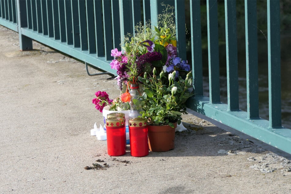 An der Autobahnbrücke wurden Kerzen und Blumen für die Verstorbenen aufgestellt.