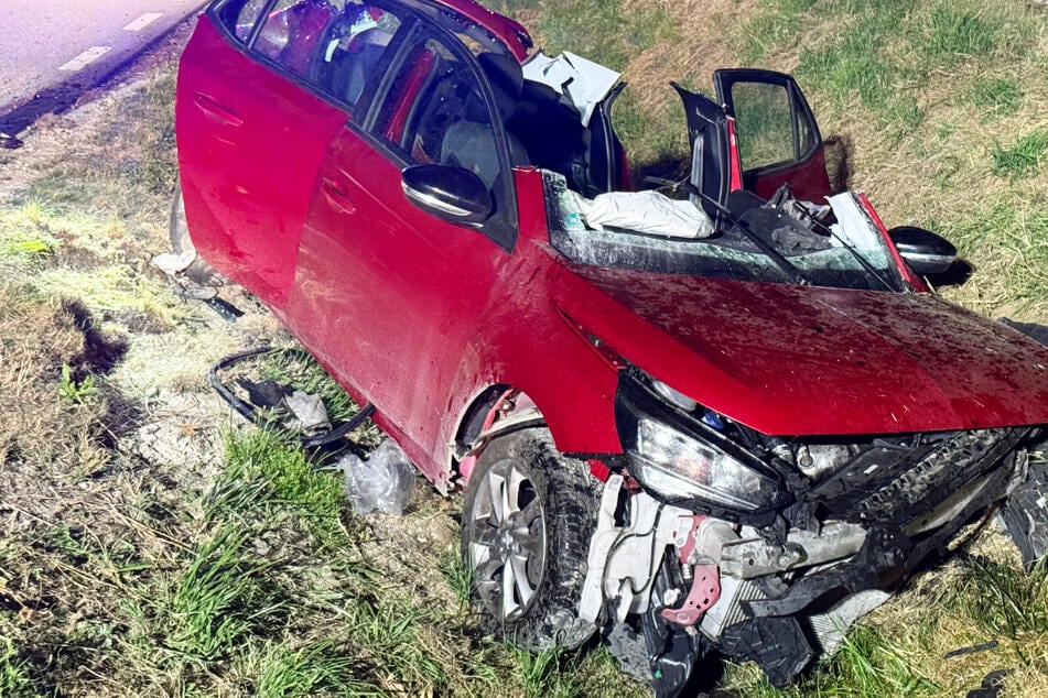 Opel überschlägt sich, Fahrer hat Schutzengel! War Alkohol Grund für den Unfall?