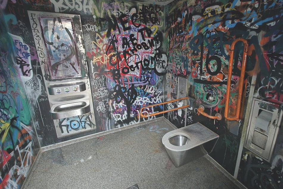 Tatort war dieses bunte Klo in der Dresdner Neustadt.