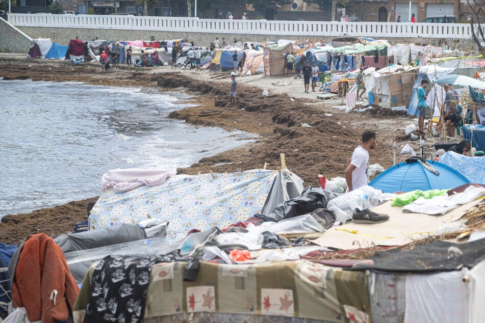 Migranten aus Marokko errichteten am Strand zahlreiche provisorische Unterkünfte.