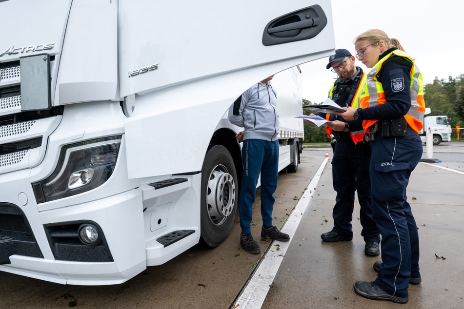 Der Lkw-Fahrer musste verkehrsbedingt bremsen. (Symbolbild)