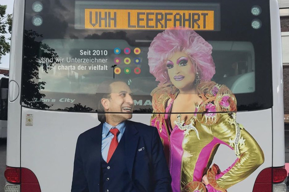 Der Ex-Stripper und jetzige Busfahrer Rico Delgado (l, 48) ziert gemeinsam mit der Dragqueen die Heckseite des Busses.