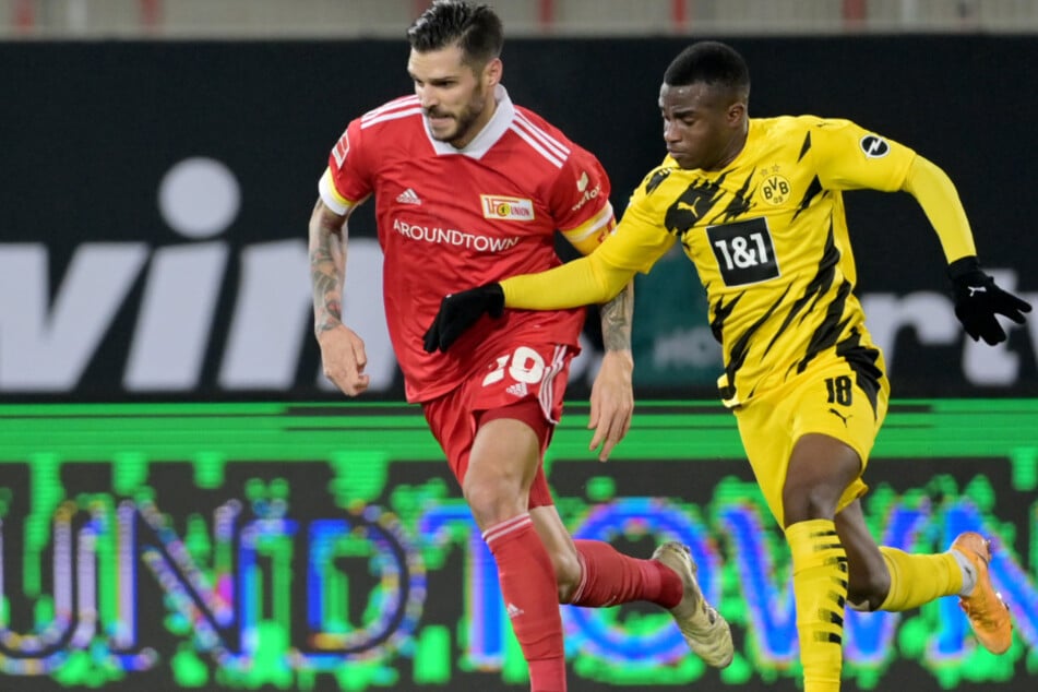 Unions Christopher Trimmel (33) im Laufduell mit Dortmunds Youssoufa Moukoko (16).