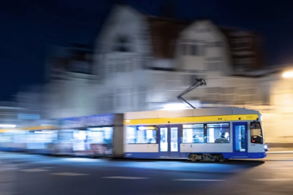 Leipzig-Paunsdorf: Straßenbahn erfasst Mann mit Fahrrad und verletzt ihn schwer!