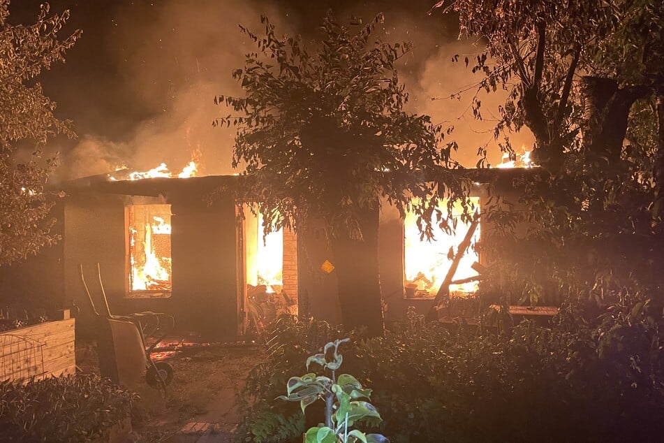 Die Gartenlaube stand im Vollbrand und wurde komplett zerstört.