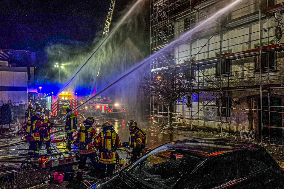 Mit mehreren Löschfahrzeugen war die Feuerwehr im Einsatz.