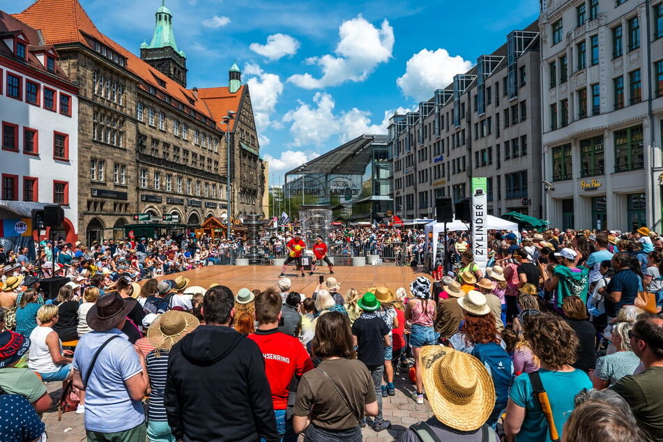 Tausende feiernde Menschen: Wie beim Hut-Festival im vorigen Jahr wird es 2025 öfter in Chemnitz sein.