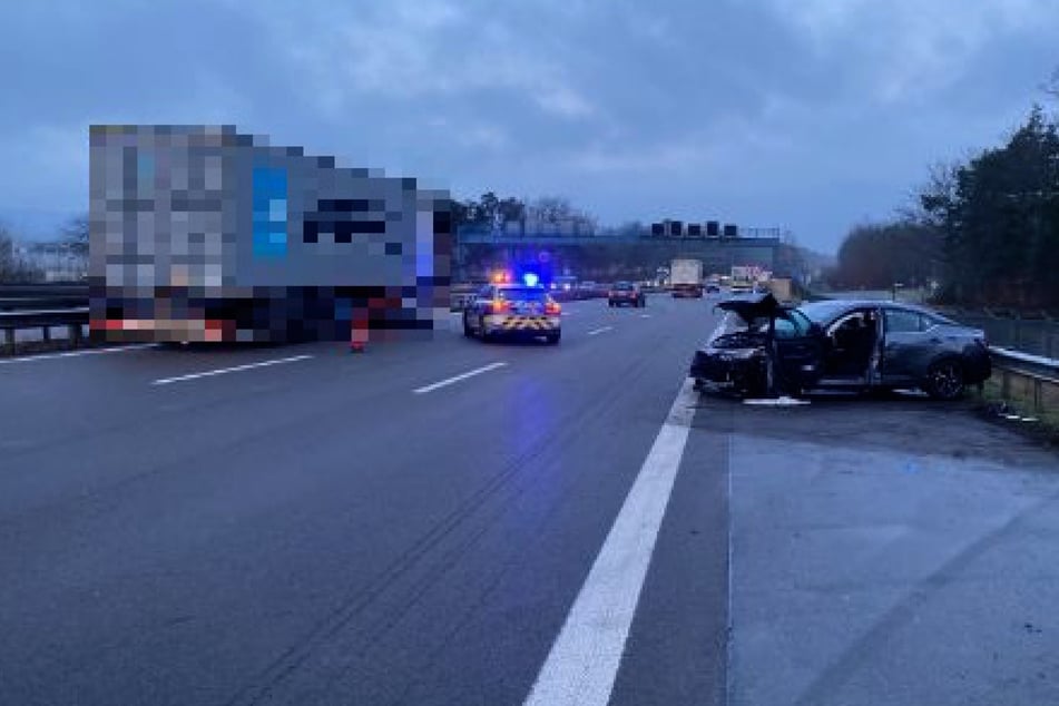 Der Nissan war zunächst mit dem Lastwagen zusammengestoßen und dann in die rechte Leitplanke gekracht.