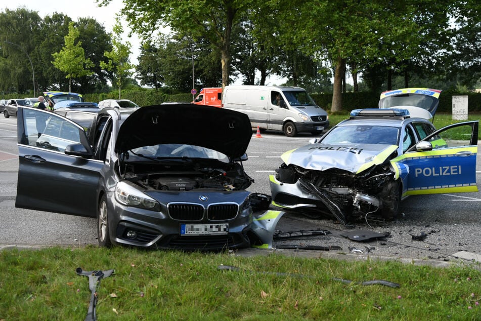 In Hamburg ist ein Streifenwagen mit einem Auto zusammengeprallt.