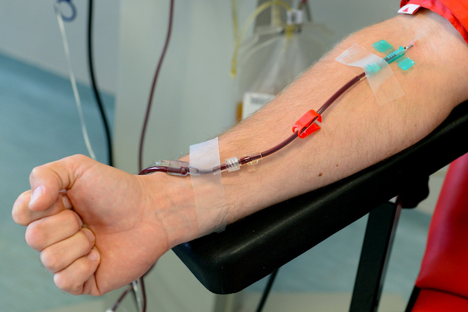Menschen, die die Krankheit hatte, einen positiven Coronatest und zwei negative Testergebnisse vorlegen können, kommen als Spender in Frage. (Archivbild)